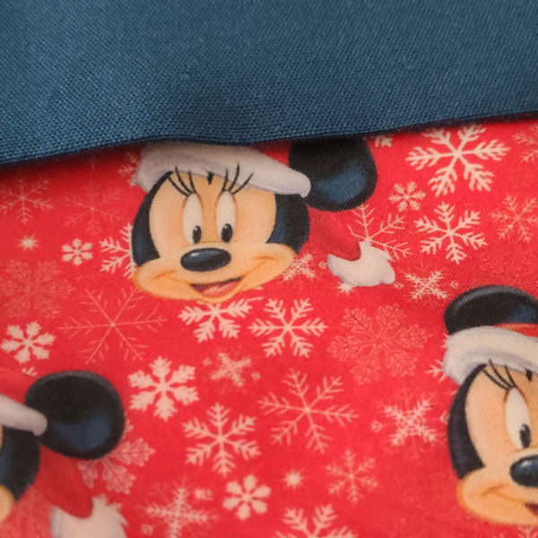Calcetín personalizado con nombre Mickey navidad azul de cerca